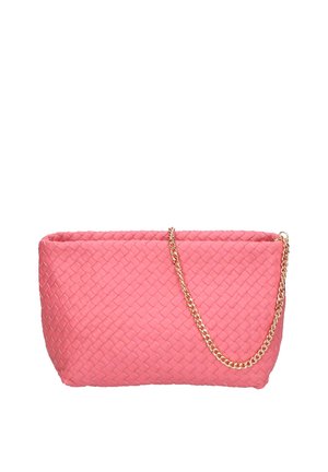 Borsa a tracolla in ecopelle rosa intrecciata con catena dorata, caratterizzata da una forma strutturata e una texture liscia.