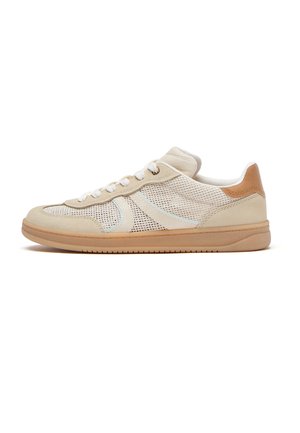Sneaker beige basse con pannelli in mesh, lacci bianchi, suola marrone chiaro e dettaglio in pelle color camoscio sul tallone, progettata per un uso casual.