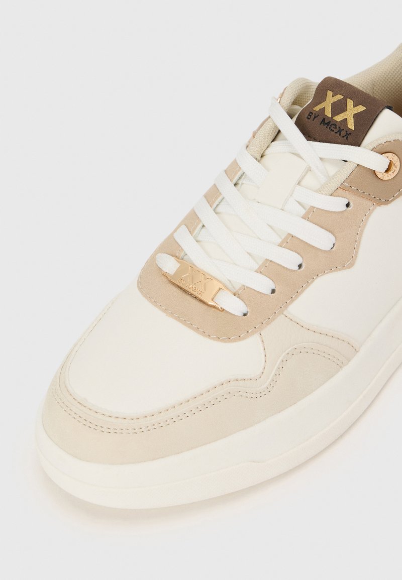 Weiße und beige Sneaker mit glattem Leder- und Wildlederstruktur. Mit goldenen Akzenten, flachen weißen Schnürsenkeln und einem markierten, tanfarbenen Zungenlabel.