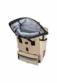 Beige rugzak met een rits bovenaan, voorzien van zwarte accenten, een interne gestreepte voering en een voorkant met een ritszak met reflecterend detail.