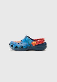Modré Crocs s texturovaným povrchem, selogos Supermana v červené, námořnický pásek na patě a ventilačními otvory. Lehce tvarovaný design.