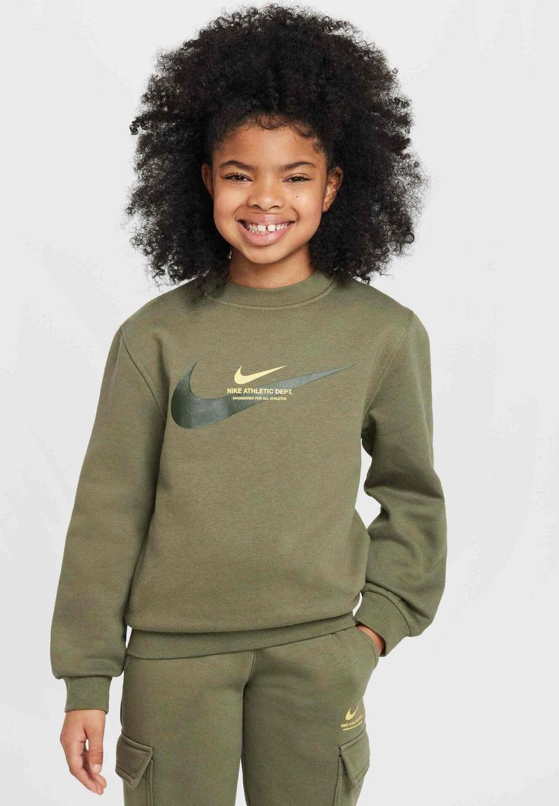 Oliwkowy sweatshirt z prążkowanym kołnierzem i mankietami, z wyraźnym czarno-złotym logo Nike na przodzie. W zestawie z dopasowanymi spodniami.