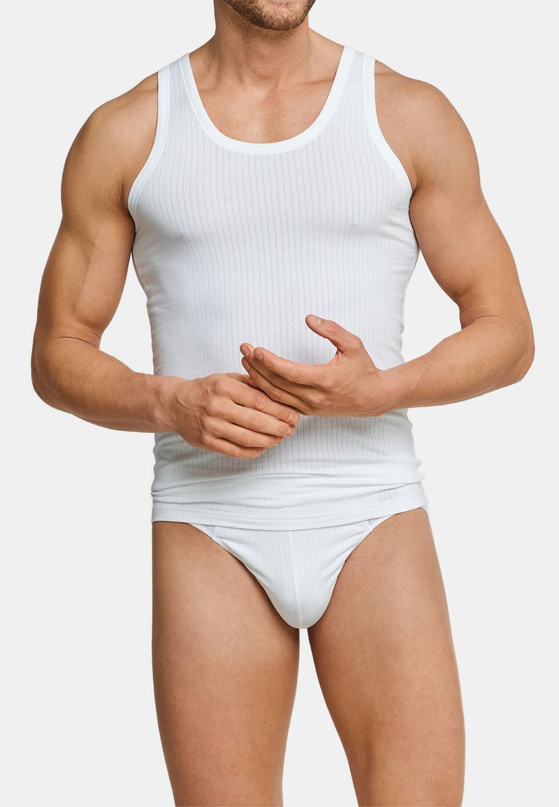 Weißes, geripptes Tanktop und passende Slips, mit enganliegendem Design und glatter Textur. Der Stoff wirkt leicht und bequem.