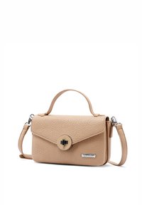 Borsa a mano in pelle beige con finitura testurizzata, chiusura magnetica, manico superiore, tracolla regolabile e un accento con logo metallico sul davanti.