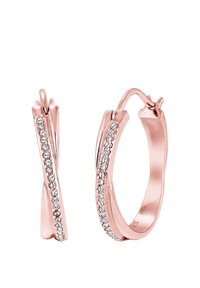 Ohrringe aus Roségold in Form von Creolen mit einem verdrehten Design und kleinen, klaren Kristallen an einer Seite, die eine strukturierte und reflektierende Detailierung bieten.