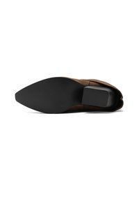 Scarpa in suede marrone con punta affilata e suola in gomma nera. La suola presenta un motivo testurizzato orizzontale per una migliore aderenza.