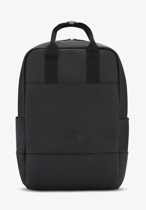Svart ryggsäck med en slät yta, utrustad med två robusta handtag, dragkedjestängning och sidofickor. Enkel design med präglad logodetail.