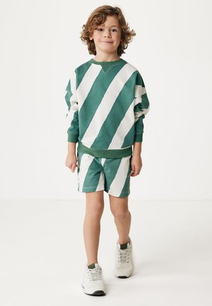 Groen en witte gestreepte sweatshirt en shorts set, gemaakt van zacht materiaal, met brede strepen, ronde halslijn en een relaxte pasvorm.