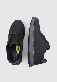 Schwarze Schnürschuhe aus strukturiertem synthetischem Material, die ein wasserdichtes Design, einen gepolsterten Schaft und eine Gummisohle mit einem strukturierten Profil aufweisen.