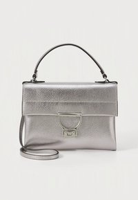 Handtasche aus silbernem Metallic-Leder mit klarer Form, flacher oberer Klappe und verstellbarem Riemen. Verfügt über einen Metallverschluss und eine strukturierte Oberfläche.