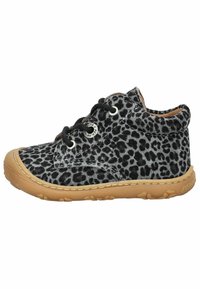 Bottines à imprimé léopard noir et gris, design mi-haut, upper en tissu, lacets noirs, semelle en caoutchouc brun clair avec des accents texturés.