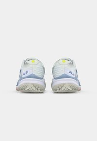 Λευκά και ανοιχτό μπλε αθλητικά παπούτσια με υφασμάτινο άνω μέρος με υφή, ενισχυμένη φτέρνα και εξωτερική σόλα με εξαγωνικό σχέδιο. Κίτρινη λεπτομέρεια στη φτέρνα.