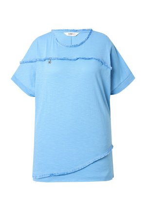Hellblaues T-Shirt aus weichem Stoff, mit rundem Ausschnitt, kurzen Ärmeln, geschichteten Fransen-Details und einer kleinen Sterne-Applikation.