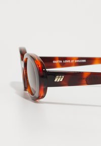 Le Specs OUTTA LOVE UNISEX - Óculos de sol - toffee tort
