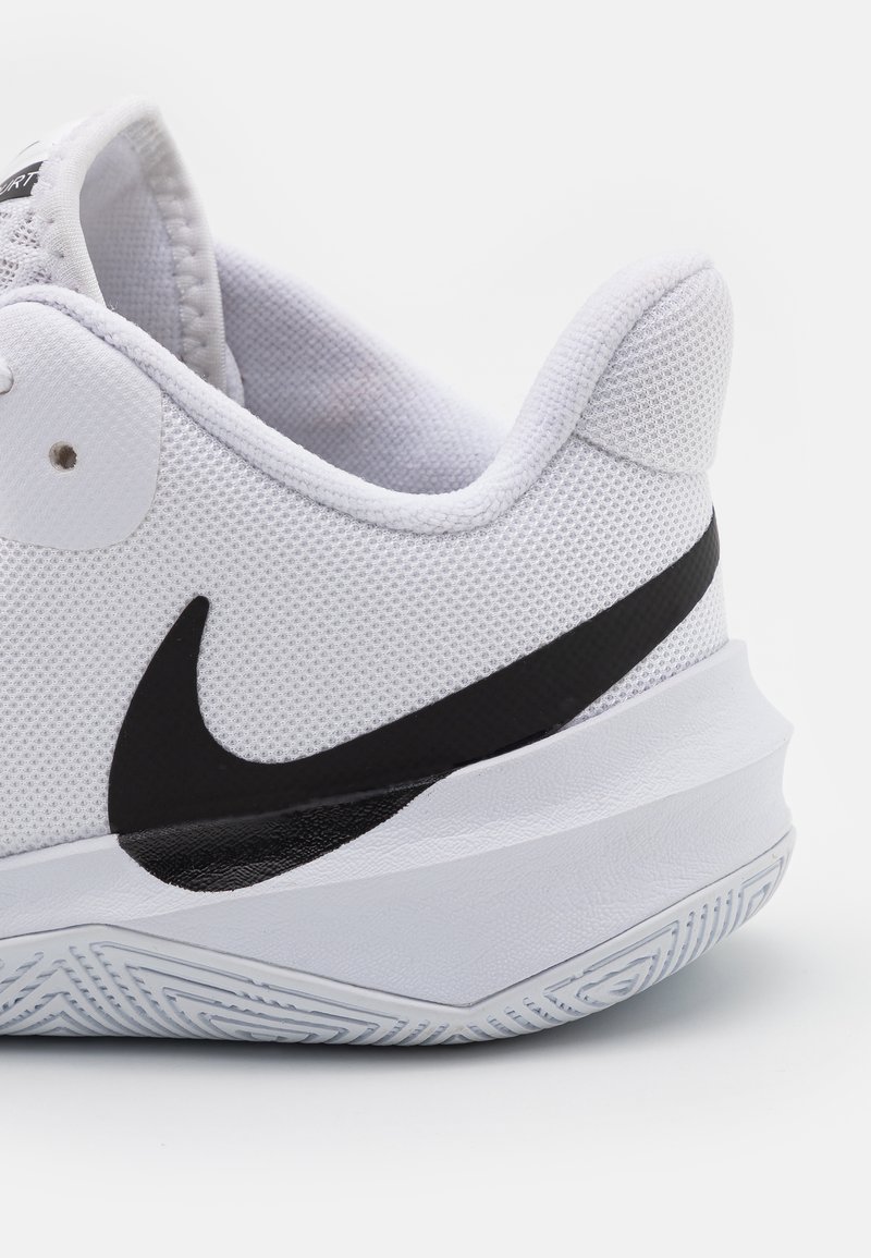 Weißer Sportschuh mit Mesh-Obermaterial und gepolstertem Kragen. Verfügt über ein schwarzes Nike-Swoosh-Logo und eine strukturierte Gummisohle mit gemustertem Profil.