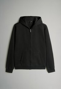 Melns kapucis džemperis, izgatavots no mīksta auduma, ar kapuci, priekšējām kabatām un ribotiem piedurknēm, ar gludu tekstūru un minimālistisku dizainu.