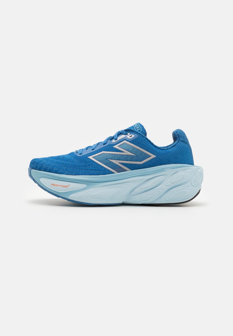Pantofi sport albaștri cu un superior din plasă texturată, branding argintiu și talpa intermediară de un albastru deschis. Prezintă o talpă curbată și un design cu amortizare pentru confort.