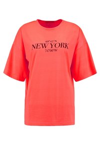 Koralli lyhythihainen T-paita, jossa on musta teksti "40°42'N NEW YORK 74°00'W" keskitettynä rinnassa.