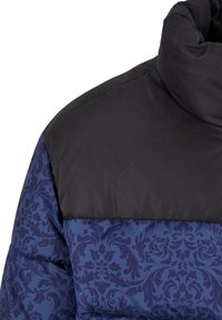 Bunda s kapucňou v čiernej farbe, s námornícky modrou spodnou časťou s damaskovým vzorom. Materiál je hladký s jemnou, podloženou textúrou.