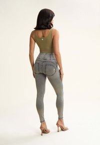 Freddy Farkkuleggingsit - light grey jeans black seams