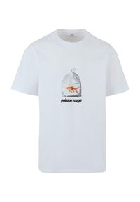 Hvid bomulds T-shirt med et grafisk motiv af en orange guldklump i en pose og teksten "poisson rouge" i sort nedenunder. Kortskaftet.