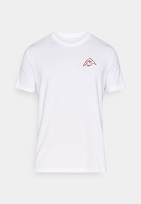 Hvit bomulls T-skjorte med korte ermer, rund halslinje, og en brun fjell logo på venstre bryst. Glatt tekstur, avslappet passform.