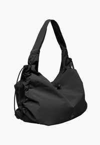 Schwarze Softshell-Umhängetasche mit geraffter Textur, verstellbarem Kordelzugverschluss und breitem, flachem Tragegurt.