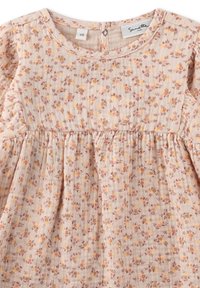 Kleid mit Blumenmuster aus weichem beigem Stoff, mit Puffärmeln, geraffter Taille und Knopfverschluss am Rücken.