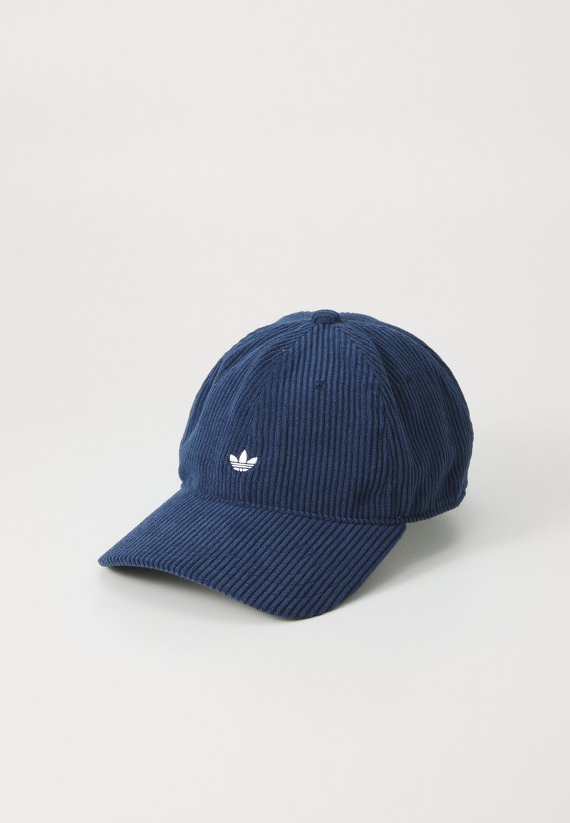 Gorra de pana azul marino con visera curvada y logo blanco bordado en el frente. Presenta un tejido texturizado y diseño de seis paneles.