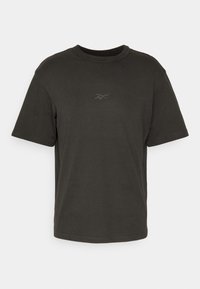 Tmavě zelené bavlněné tričko s krátkými rukávy, kulatým výstřihem a nenápadným logem na hrudi. Měkká textura a pohodlný střih.