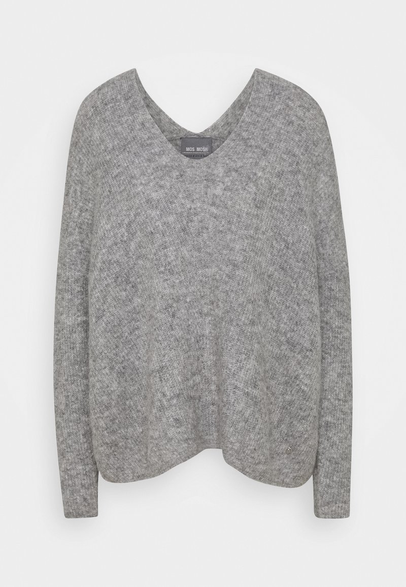 Pull en maille gris clair à manches longues avec col en V, texture douce et duveteuse, coupe décontractée, étiquette "MOS MOSH" à l'intérieur du col.