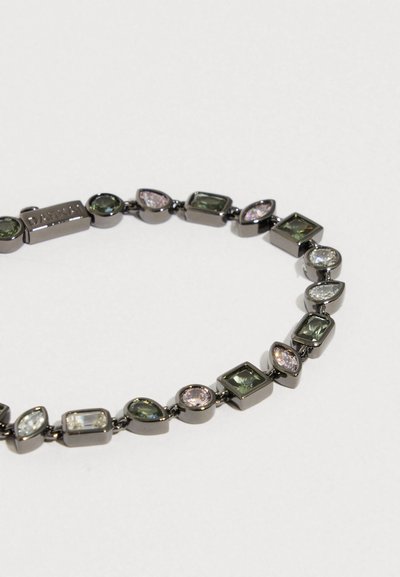  Käevõru, millel on vahelduvad rohelised, läbipaistvad ja valged vääriskivid ovaalse, ristkülikukujulise, pisarakuju ja ruudukujulise kujuga metallist keti peal.