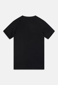 Camiseta negra de manga corta con cuello redondo, hecha de una tela suave. Presenta mangas raglán y un diseño trasero limpio y sin adornos.