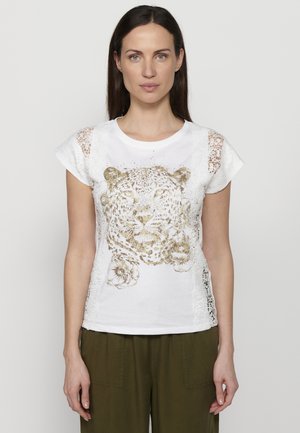 T-shirt blanc à manches courtes avec un motif léopard doré et des accents en dentelle sur les épaules. Matériau : coton avec des détails en dentelle sur les côtés.