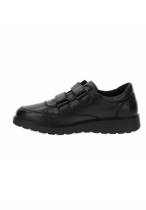 Scarpa in pelle nera con punta arrotondata, chiusura a doppia fascia, superficie testurizzata e una robusta suola in gomma progettata per il comfort.