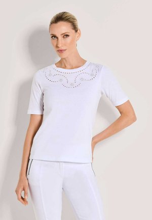 Weißes T-Shirt mit kurzen Ärmeln und Rundhalsausschnitt, verziert mit dekorativen Ausstanzungen und Nähmustern am Halsausschnitt. Glatter Stoff, figurbetontes Design.