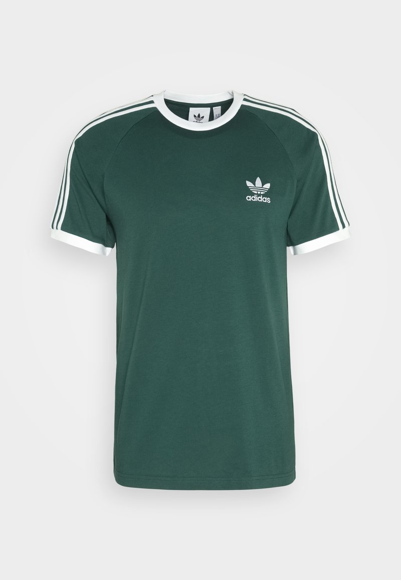 T-shirt en coton vert avec des accents blancs, présentant un col rond, des manches courtes, et trois rayures blanches le long des épaules. Logo Adidas sur la poitrine.