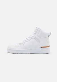 Białe sneakersy wysokie ze skóry, z perforowanym wzorem na palcach, teksturowanym panelem bocznym i brązowym akcentem na pięcie.