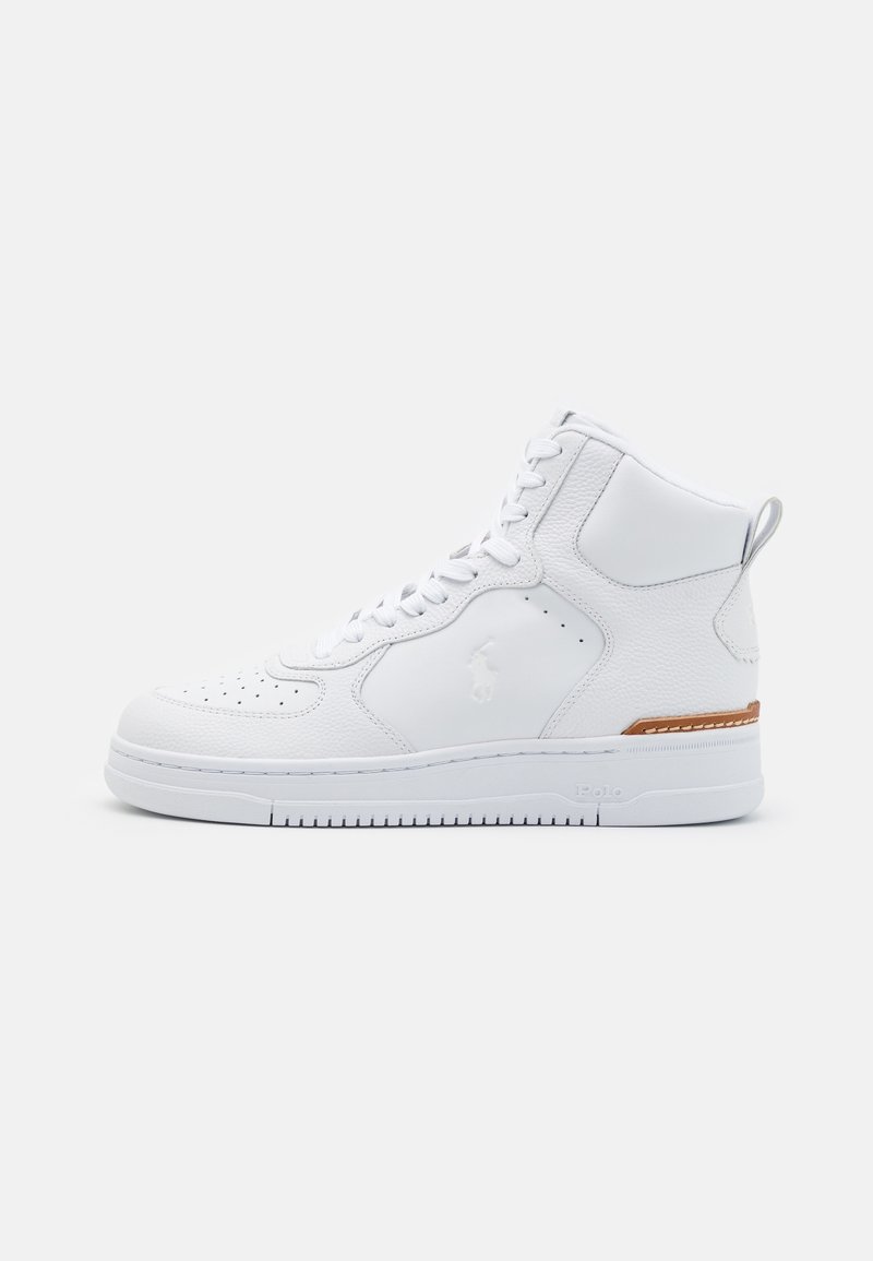 Białe sneakersy wysokie ze skóry, z perforowanym wzorem na palcach, teksturowanym panelem bocznym i brązowym akcentem na pięcie.