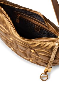 Sac à main en cuir métallisé doré avec un design ondulé texturé, fermeture éclair et poche intérieure zippée. Dispose de quincaillerie dorée et d'une bandoulière à motifs.