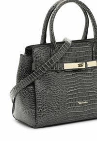 Sac à main noir en cuir synthétique effet crocodile avec deux poignées, une bandoulière amovible et un fermoir rectangulaire doré à l'avant.