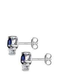 Silverfärgade studörhängen med blå och klara ädelstenar. Elegant steninställning, cirkulära bakstycken och märkta med "925" för sterling silver.