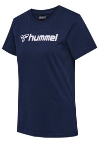 Mörkblå bomulls-t-shirt med rund halsringning och korta ärmar, med en vit "hummel"-logotyp på framsidan.