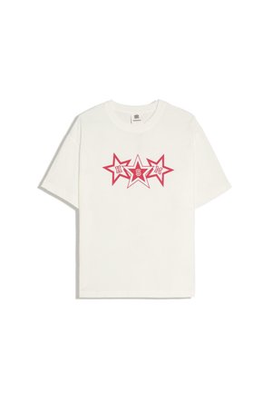 Maglietta bianca a maniche corte con tre forme di stelle rosse sul petto, ognuna contenente una lettera: H, S e M.