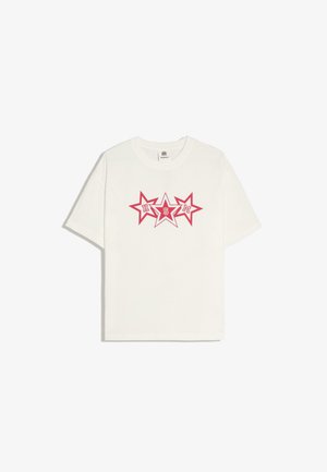 Biele tričko s krátkym rukávom s tromi červenými hviezdičkami na hrudi, každá obsahuje jedno písmeno: H, S a M.