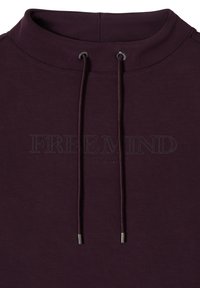 Burgunderfarbener Sweatshirt mit hohem Kragen, ausgestattet mit einer Kordel und einem strukturierten "FREE MIND"-Logo in einer dunkleren Nuance. Weicher Stoff.