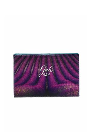 Portefeuille compact avec motif texturé violet et rose, présentant des bords cousus et le logo "Gabs 524" en blanc centré sur le devant.
