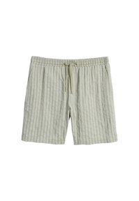Ljusgrön randig shorts gjorda av ett lätt tyg. Har en elastisk midja med dragsko och två sidofickor.