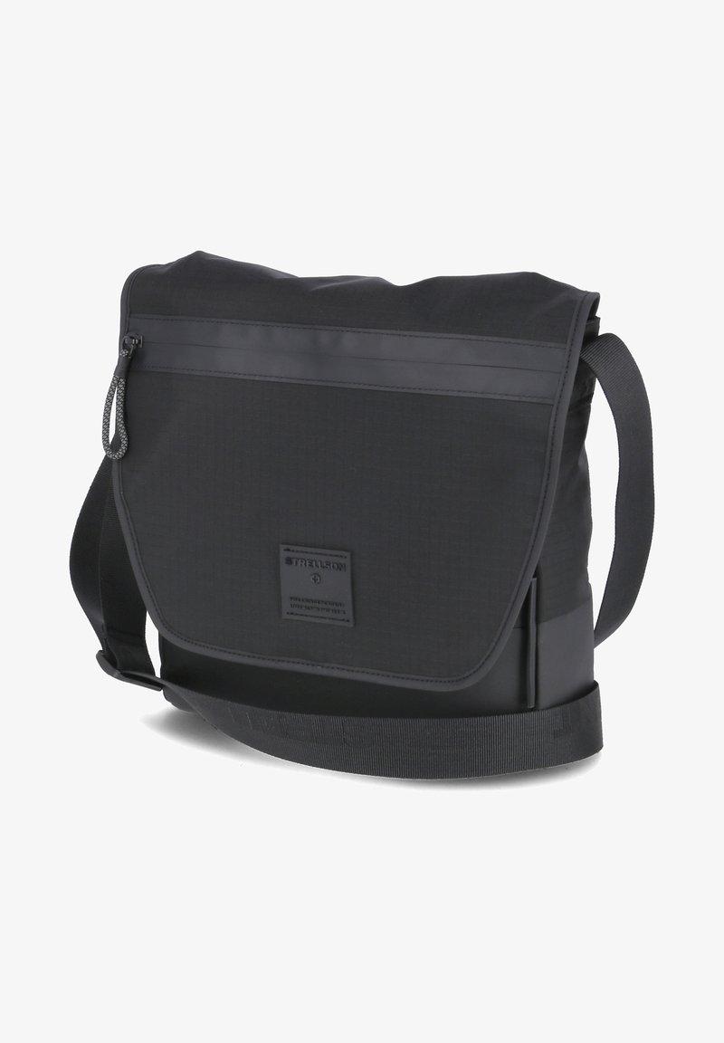 Borsa a tracolla nera realizzata in tessuto con una superficie liscia. Presenta un cappuccio superiore, chiusura con zip, tracolla regolabile e una toppa con logo davanti.