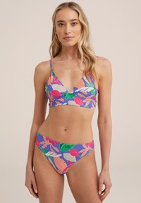 Trijstūru bikini komplekts ar ziedu rakstu, kurā ir rozā, zaļas un baltas lapas uz gaiši purpura fona; regulējamas siksnas un bezšuvju dizains.